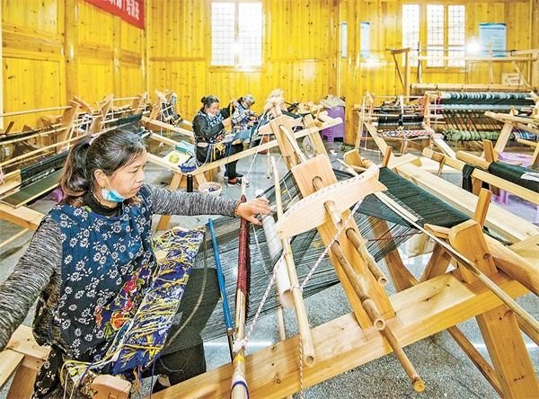 秀山土家族苗族自治縣清溪場鎮大寨村，土家織錦非遺工坊內，繡娘正在加緊生產土家織錦。